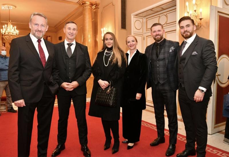JASMINA IZETBEGOVIĆ ŽIVI NA VISOKOJ NOZI Prošetala dizajnersku torbicu, od čije cijene "pamet staje" (FOTO)