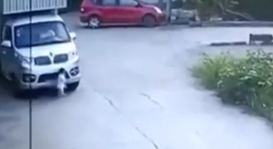 KAMION PREŠAO PREKO DJEČAKA Snimak otkriva kako je dijete preživilo