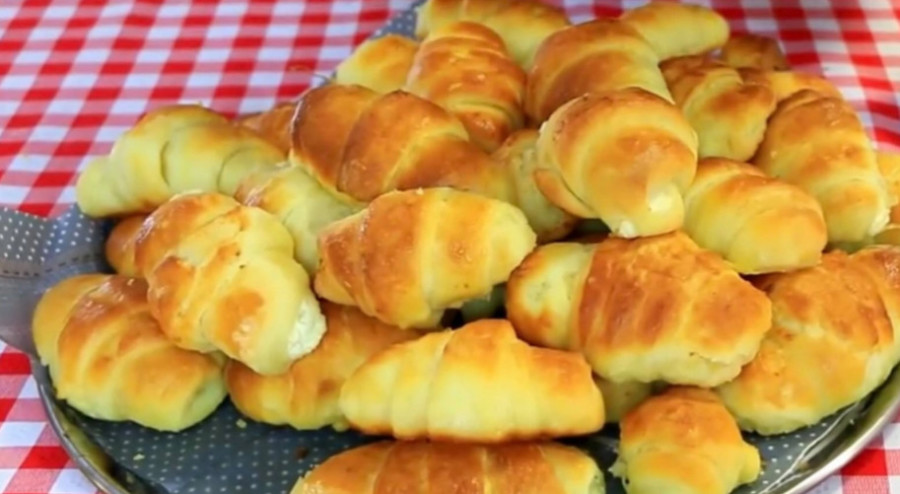 IDEALNA OPCIJA ZA UŽINU Recept za brze kiflice sa sirom i šunkom