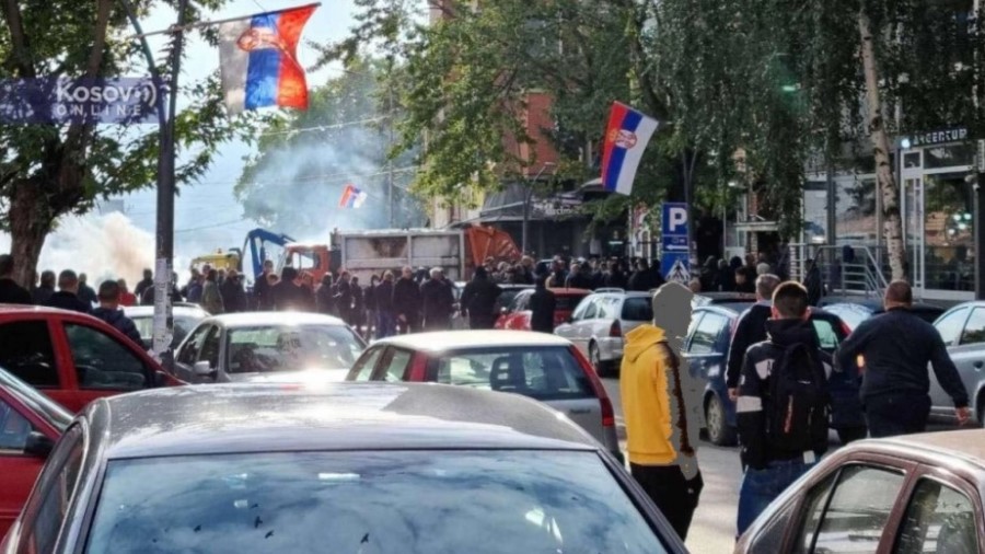 NOVI HAOS NA KOSOVU Prvi snimci terora ROSU, zatvaraju apoteke, čuju se sirene, narod se žestoko pobunio (VIDEO)