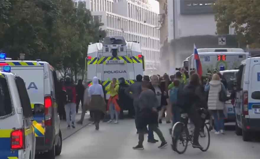 PROTESTI U LJUBLJANI: Policija došla s vodenim topom, digla i helikopter!