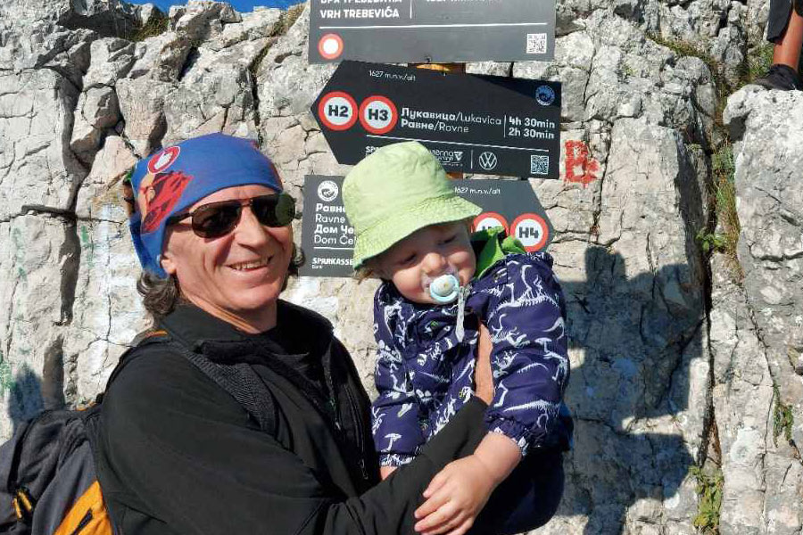 DVOGODIŠNJI MATEJ POPEO SE NA VRH Trebevića uz tatinu pomoć