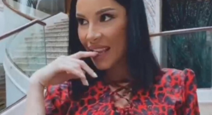 MIA U ČETVRTOJ DECENIJI IZGLEDA BRUTALNO! Pojavila se u emisiji samo par mjeseci nakon porođaja, a vitke noge i bujne grudi ostavljaju bez teksta!