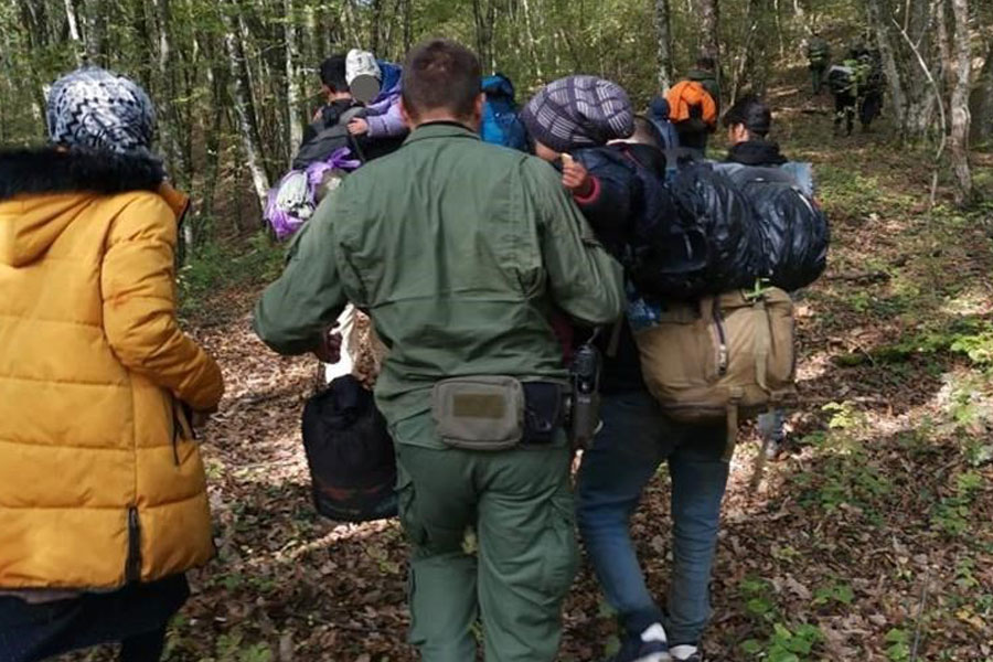 POLICIJA ZATEKLA MIGRANTE, dvoje djece prebačeno u bolnicu