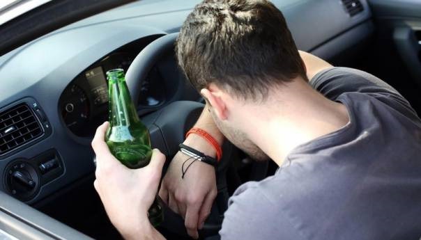 VOZIO PIJAN PA UHAPŠEN, suvozač vrijeđao policajce!