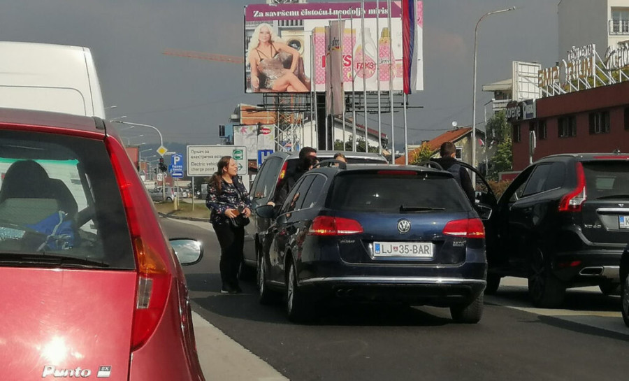 VOZAČI, OPREZ NA BANJALUČKOM TRANZITU! Sudar Hitne i automobila