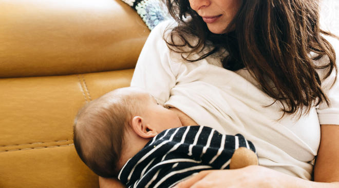 POTPUNO NEOBIČNO: Mama doji sinove stare 5 i 6 godina, na prsima su joj prije škole, čak i u parku (FOTO)