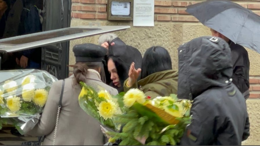 POTRESAN PRIZOR! OLGA MARGITIĆ SAHRANILA OCA Zadrugarka se pojavila u vidno lošem stanju nakon očevog samoubistva