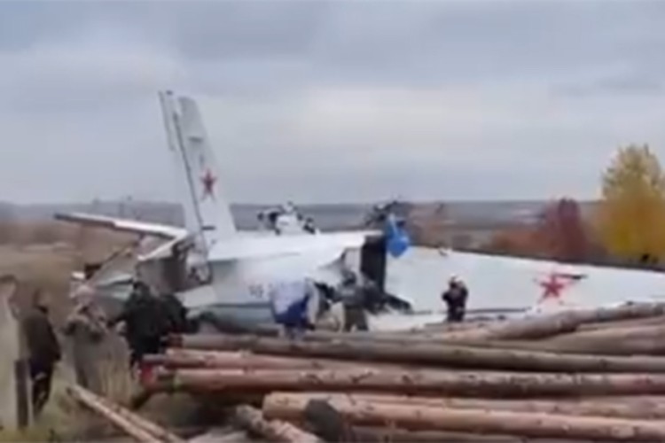 SRUŠIO SE VOJNI AVION U INDIJI: Pilot jedva izvukao živu glavu!