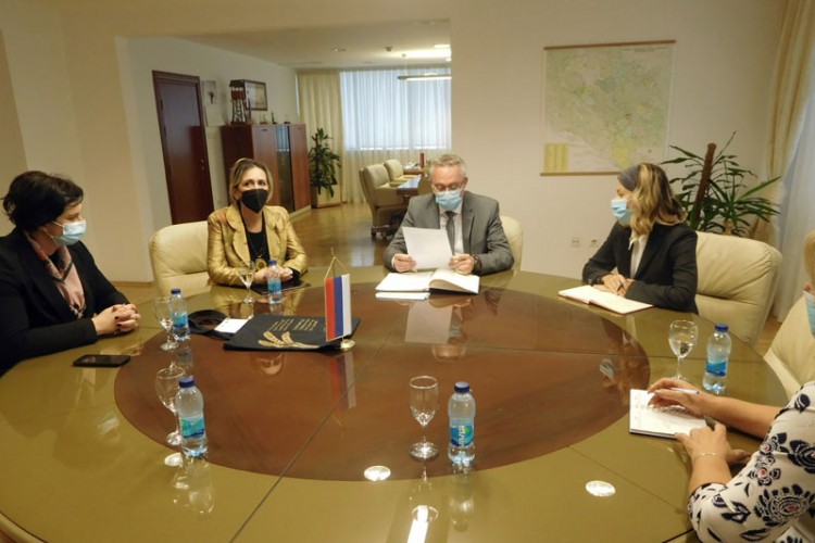 ŽENE NA SELU RADE duple smjene