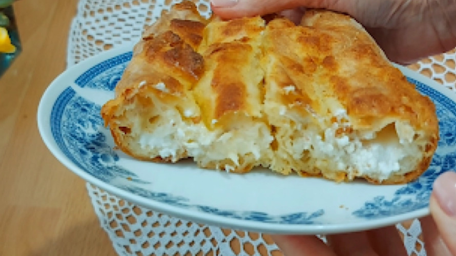 FANTASTIČNA PITA SA SIROM: Izvanrednog ukusna, a spremljena po starinskom receptu (VIDEO)