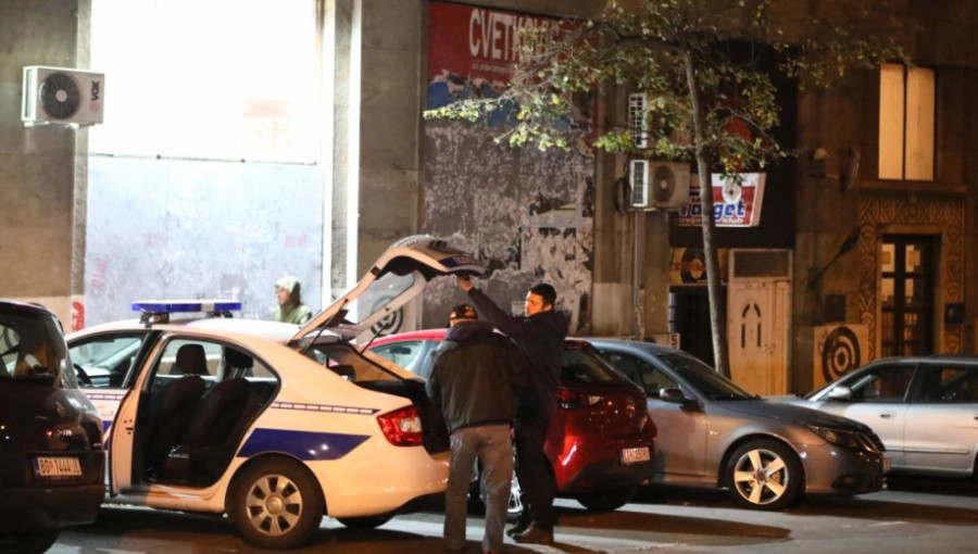PRVE SLIKE STRELJANE, U KOJOJ JE MOMAK UPUCAN U GLAVU Policija dežura ispred: Mladić došao sa namjerom da se ubije?!