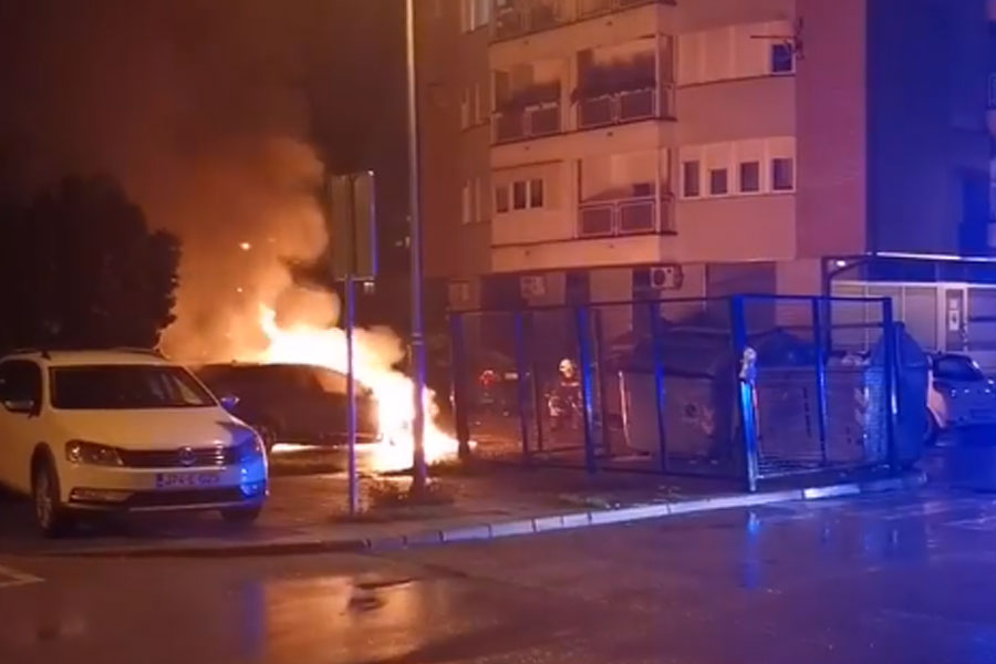 U BANJA LUCI IZGORIO AUTOMOBIL, još jedno vozilo oštećeno (VIDEO)