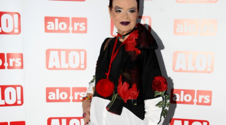 (FOTO) MNOGI JE NE BI PREPOZNALI Evo kako Ruška Jakić izgleda bez trunke šminke, svi se pitaju da li je ovo stvarno ona