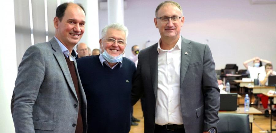 DEKAN KOJI VRIJEME MJERI PO ŠAHOVSKOM SATU Vladimir Popović: Tehnika i šah su izuzetno povezani!