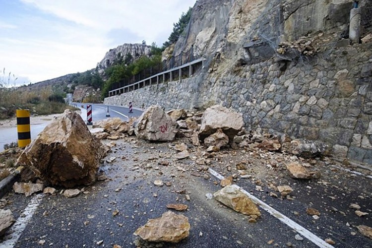VOZAČI OPREZ! Povećana opasnost od odrona EVO KOJE DIONICE PUTA SU ZATVORENE ZA SAOBRAĆAJ