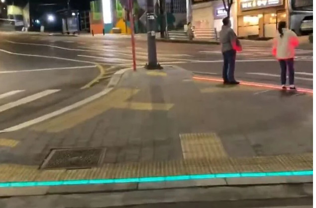 SEMAFORI ZA LJUDE KOJI NE SKIDAJU POGLED SA TELEFONA! Južna Koreja vodi računa o svojim modernim "zombijima" (VIDEO)