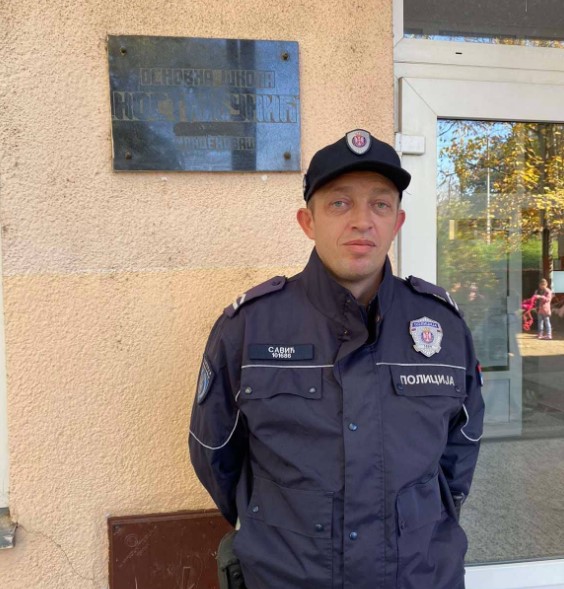 RAŠA CAR - POZNAJE SVAKO DIJETE! Policajca koji je miljenik osnovaca iz Mladenovca, pohvalio i MUP