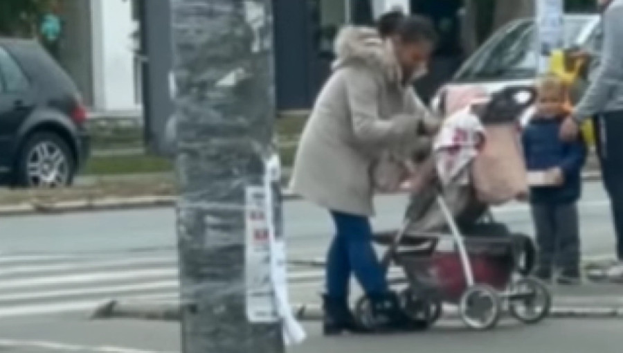 STRAVIČAN SNIMAK IZ NOVOG SADA Žena brutalno šamara bebu u kolicima, ljudi ne reaguju (VIDEO)