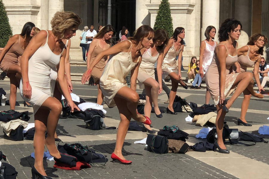 Skinule se NASRED GRADA zbog OTKAZA: Prelijepe i hrabre STJUARDESE zaustavile SVIJET!