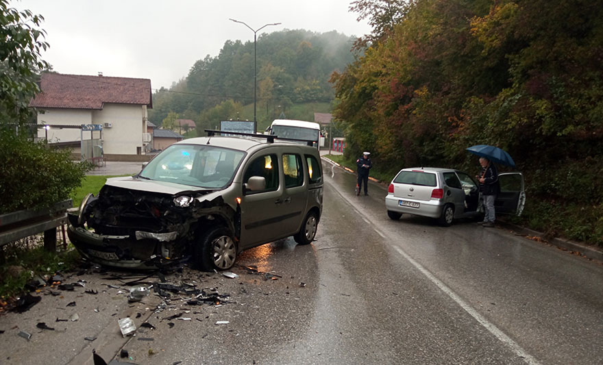 DVIJE OSOBE TEŠKO POVRIJEĐENE u sudaru automobila i autobusa na putu Han Pijesak-Sokolac