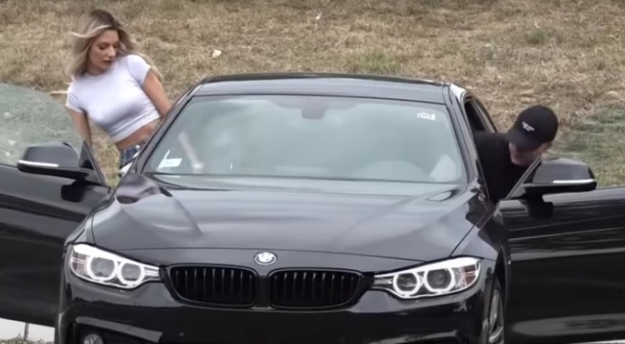 TARA PREKO DANA S DEČKOM, A UVEČE SA ŠA Reper i Simova usnimljeni zajedno, opet joj dao auto!