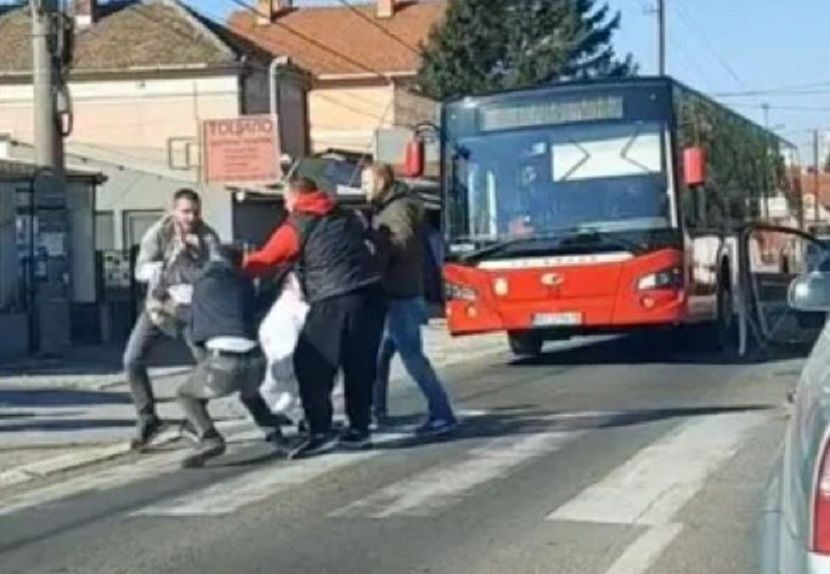 SUROVA TUČA U SRED BIJELA DANA u Beogradu: OBRAČUNALI SE na pješačkom prelazu I BLOKIRALI SAOBRAĆAJ (VIDEO)