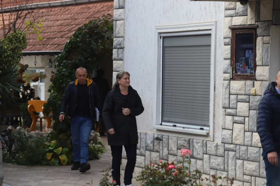 POGLEDAJTE KAKO SUPRUGU OSUMNJIČENOG za ubistvo Đokića odvode na ispitivanje