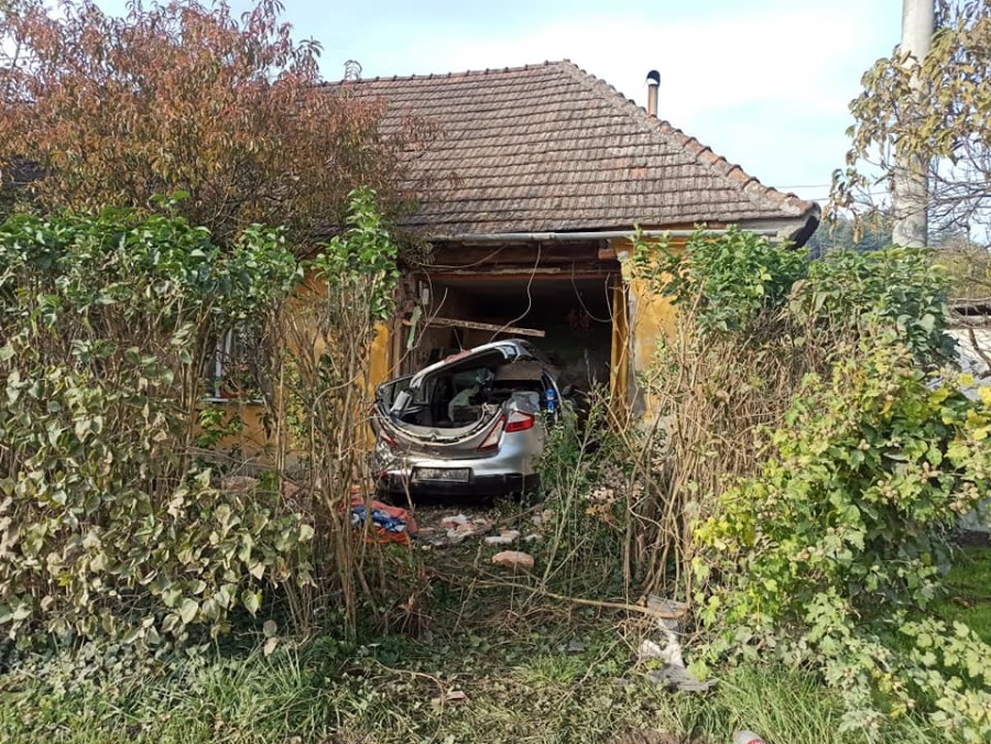PIJANA ULETJELA AUTOM u kuću (Foto)