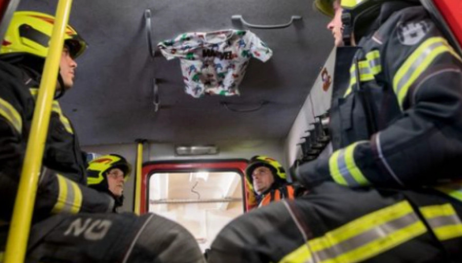 POKLON MAJKE RASPLAKAO VATROGASCE U HRVATSKOJ "Tako će mu srce zauvijek kucati i putovaće našim vozilom, iako nije živ"