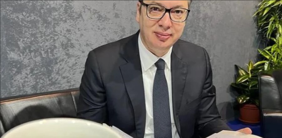 PODOČNJAKE NE MOGU DA SAKRIJEM Posljednje pripreme Vučića u sobičku na beogradskom Sajmu