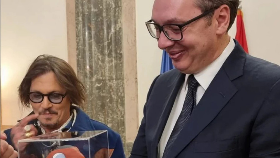 DŽONI DEP DAO POSEBAN POKLON VUČIĆU Uslijedila urnebesna šala predsjednika Srbije: Sigurno su se sve zbog mene dotjerale...