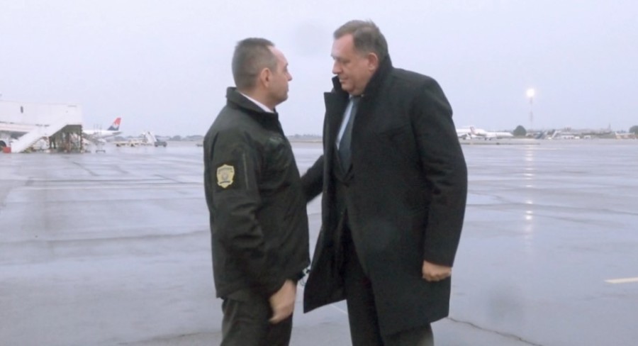 MINISTAR VULIN dočekao Milorada Dodika na aerodromu "Nikola Tesla"!