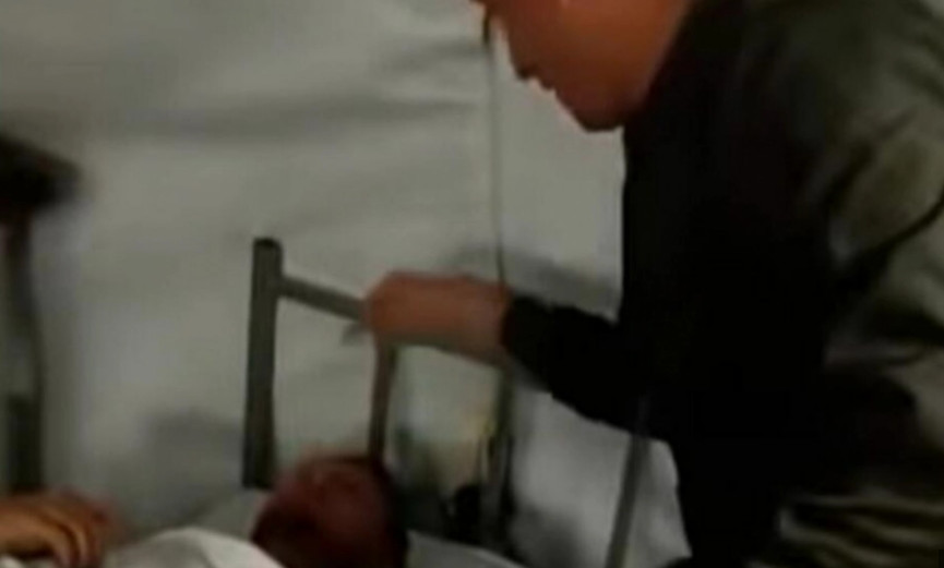 NEVIĐENI SKANDAL U ZADRU Pijani GLUMILI DOKTORE u šatoru kovid bolnice, POLICIJA IH UHAPSILA! (VIDEO)