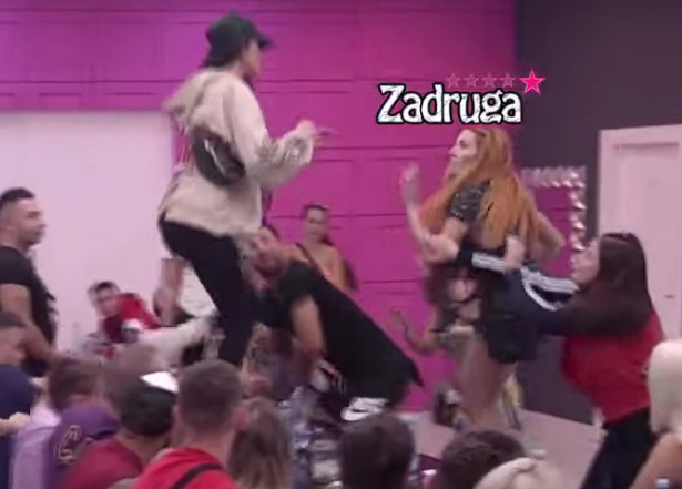 HAOS! TUČA U ZADRUZI: Tara preko stola nasrnula na Irmu, obezbjeđenje ih jedva razdvojilo! (VIDEO)