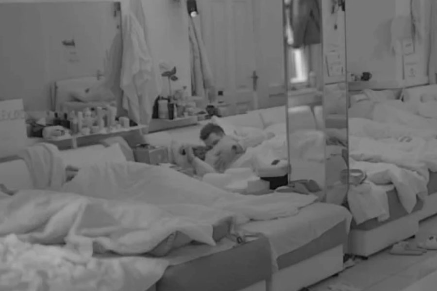ŽESTOKA AKCIJA! Marko završio sa Viki ispod pokrivača i zadovoljavao je, nisu mogli da obuzdaju strasti! (VIDEO +18)