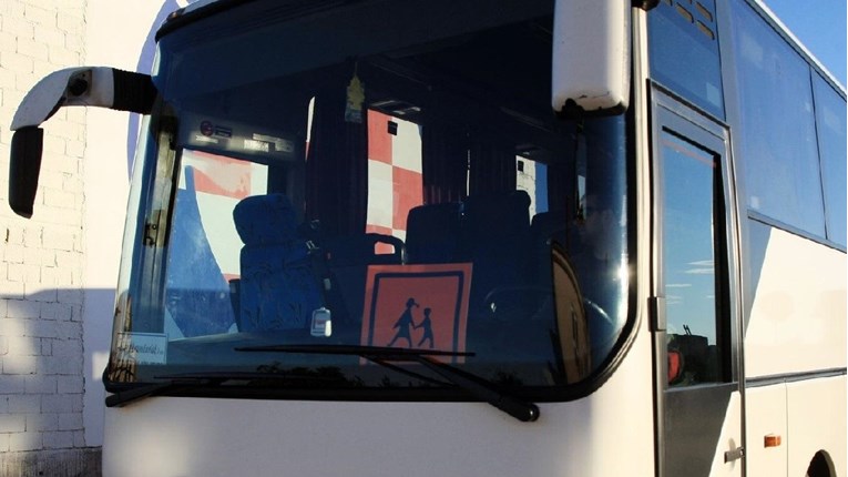 TEŠKA SAOBRAĆAJNA NESREĆA: Sudarili se autobus pun djece i automobil, više povrijeđenih