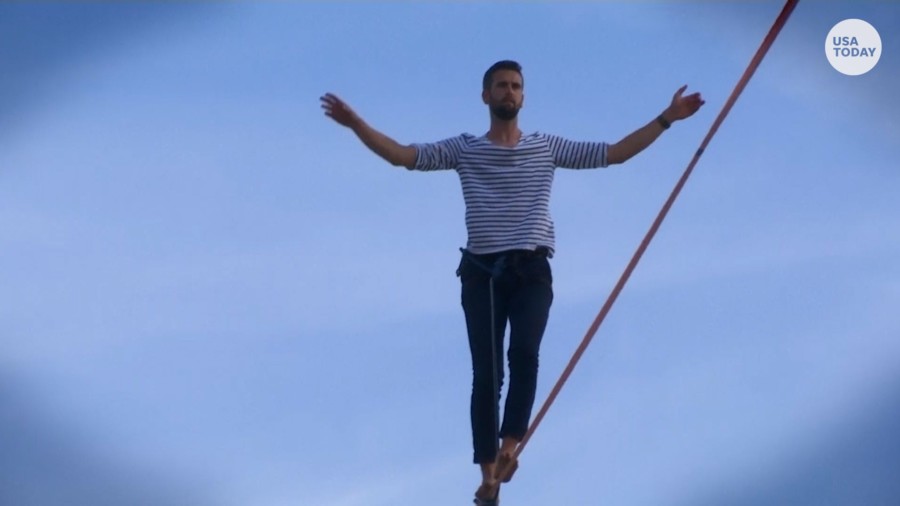 FRANCUSKI AKROBATA na užetu prešao Senu (VIDEO)