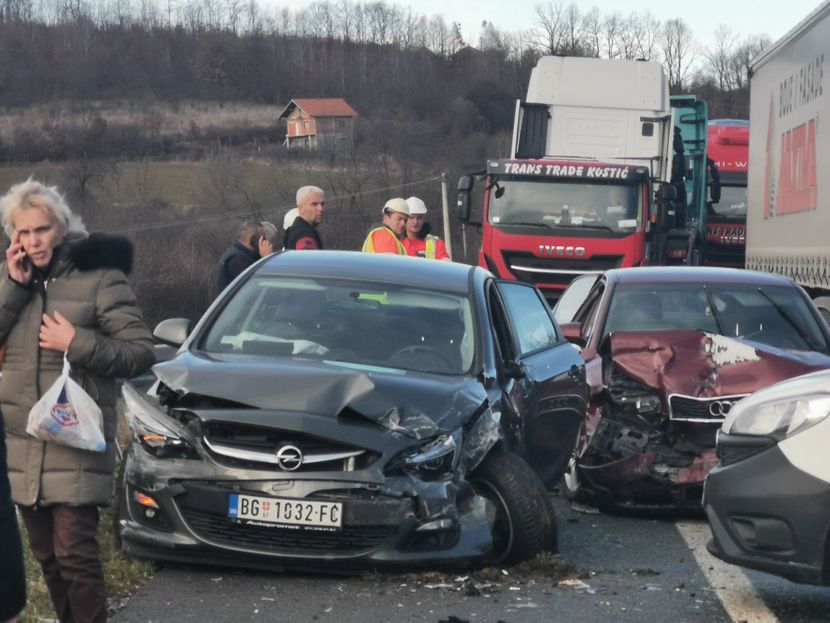 TEŠKA NESREĆA USPORILA SAOBRAĆAJ: Lančani sudar na auto-putu, pet osoba povrijeđeno