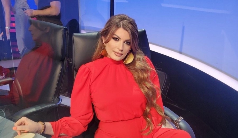 (FOTO) ZAVRTIĆE VAM SE U GLAVI OD NJENIH OBLINA Viki Miljković pokazala zanosno tijelo u kupaćem kostimu: Pjevačica uživa na odmoru