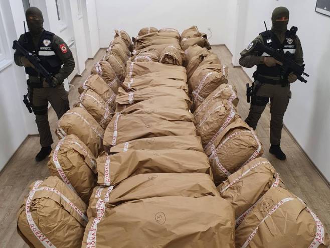 PRONAĐENA 303 KILOGRAMA SKANKA Akcija "Transporter": Privedeno devet lica, za jednim se traga