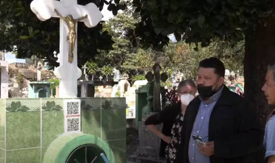 DIGITALNI ŽIVOT UMRLIH: QR kod na spomeniku vodi do veb-stranice sa uspomenom na preminule (VIDEO)
