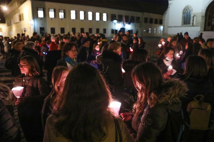 PROTESTI U HRVATSKOJ Građani lampionima oblikovali riječ “NE”
