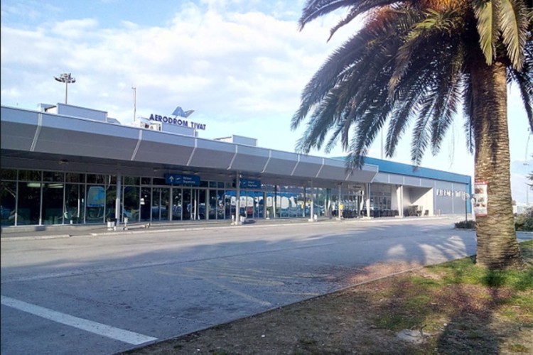 POD POLICIJSKOM LUPOM direktor, šef obezbjeđenja i službenik aerodroma Tivat: Šta su u vrećama iznijeli iz aerodroma?