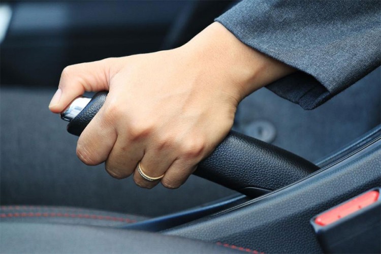 HOĆE LI KLASIČNA RUČNA KOČNICA u automobilima zauvijek izumrijeti?