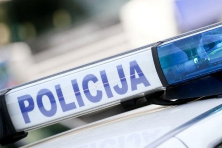 STRAVIČNO! Automobil sletio s puta, dva lica povrijeđena