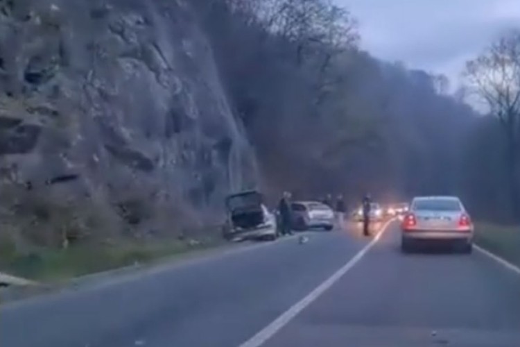 POMOGAO DJEVOJCI NAKON UDESA U BANJALUCI pa izvukao deblji kraj (VIDEO)