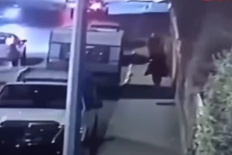 UZNEMIRUJUĆE! NASRED ULICE UBIO ŽENU SAMURAJSKIM MAČEM, Turska u šoku! (VIDEO)