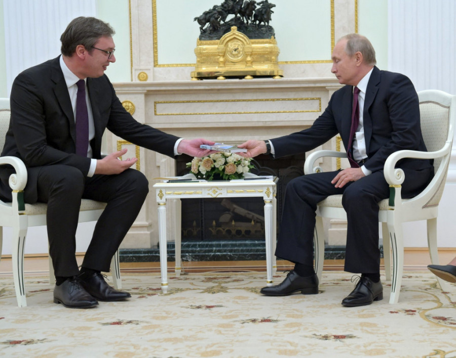 PUŠKA, IKONA, ŠARPLANINAC: Šta su sve poklanjali jedan drugom Vučić i Putin!