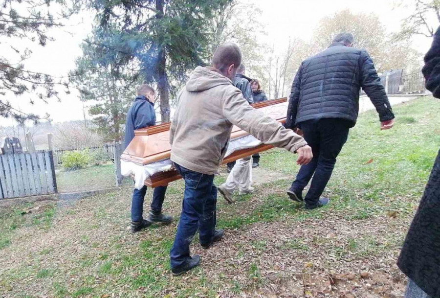 "BIO JE JAKO VESEO, NE ZNAM ZAŠTO SE OVO DOGODILO": Sahranjen dječak iz Donjeg Dobrića koji se objesio (FOTO)